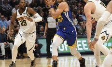 爱游戏在线登录-篮球赛场多变局面，胜负颠簸不定