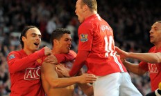 关于激战瞬间：一场激烈角逐在足球场上持续上演的信息