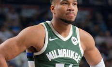 爱游戏登录-雄鹿客场战胜独行侠，继续领跑东部