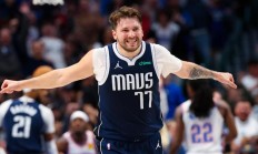 爱游戏在线-包含独行侠队客场战胜马刺，前进季后赛之路的词条