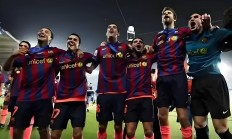 爱游戏网页版-火爆足球对决中球员表现出色，赢得掌声