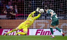 爱游戏官方入口-阿贾克斯有意签下弗莱堡门将，增强守门实力