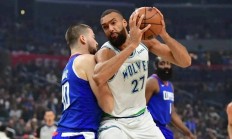 爱游戏官方入口-火箭队外线轮换频繁，稳定性受到质疑