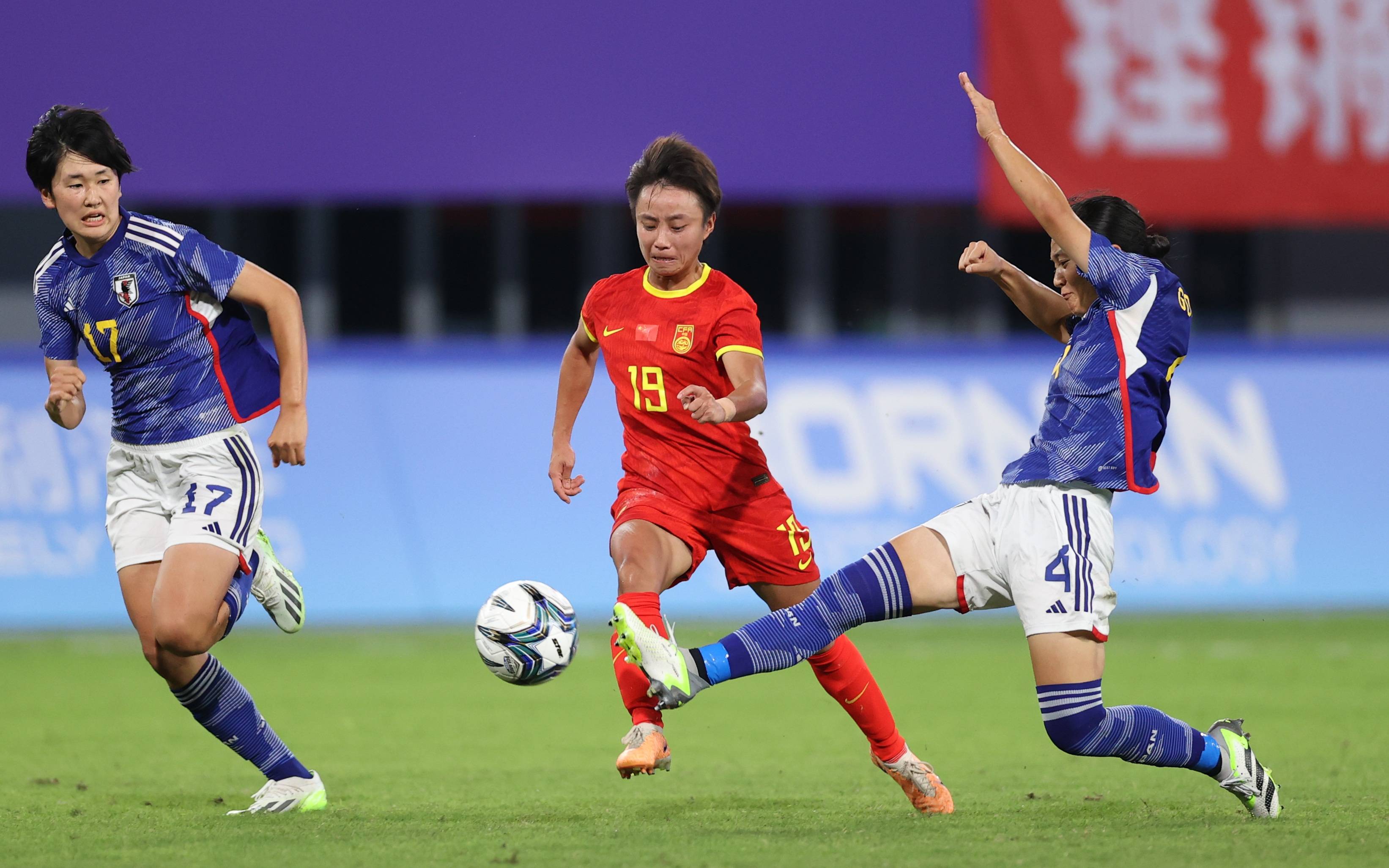 国际女足联赛中，中国队表现优异取得骄人成绩