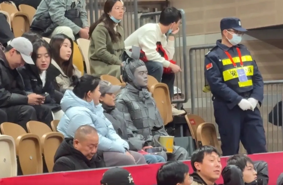 爱游戏官方登录入口-观赛人数达到新高，球场座无虚席