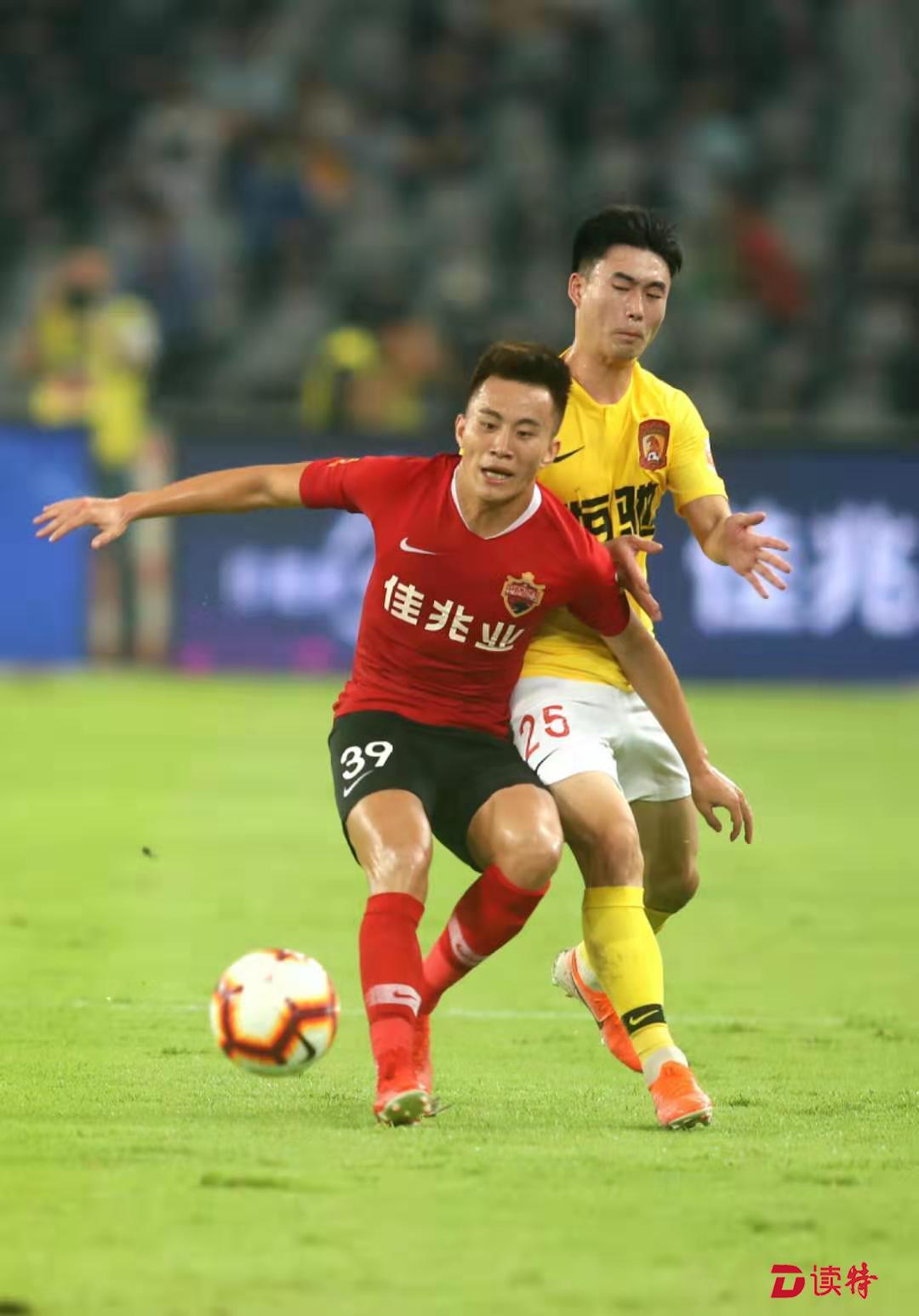 广州恒大客场逆转深圳佳兆业，保持不败纪录