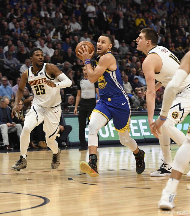 篮球赛场多变局面，胜负颠簸不定