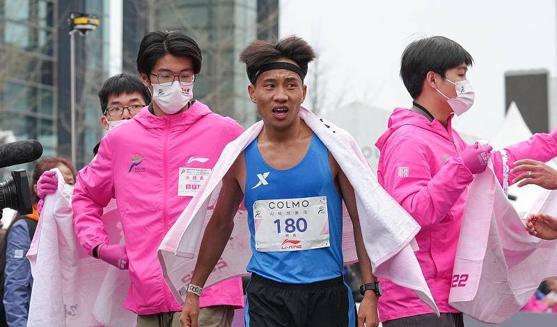 荷兰选手取得历史性突破，获得佳绩